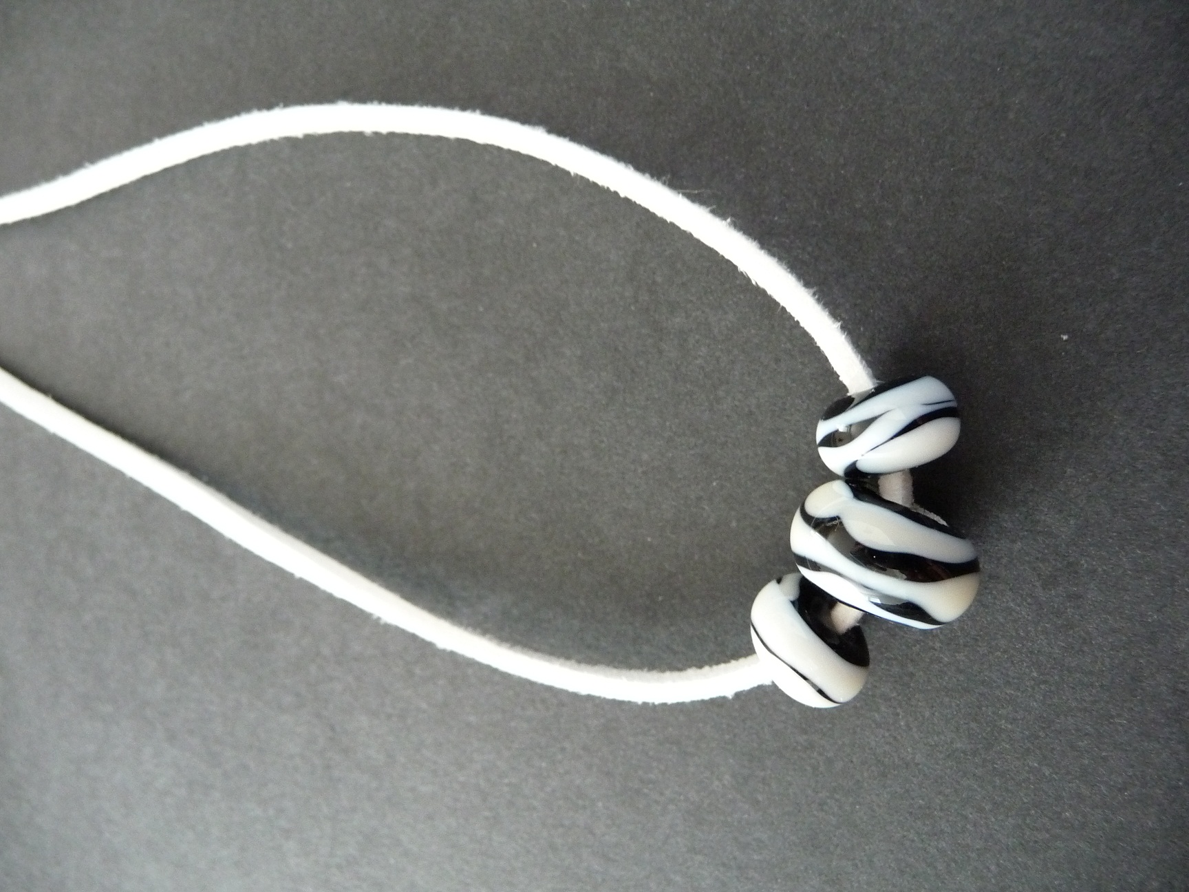 Tři autorské vinutky na kůži v zebřím stylu ... německé sklo 
