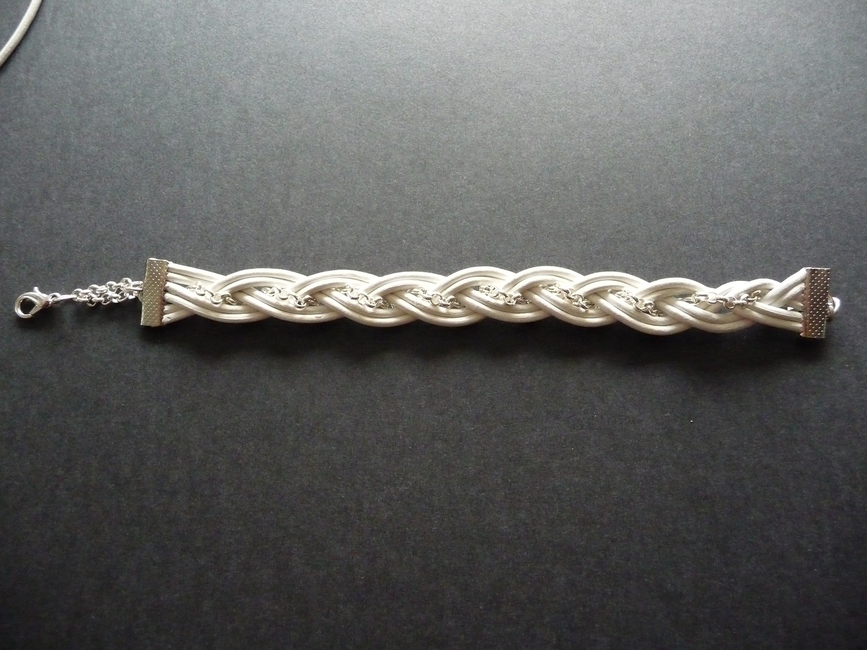 Náramek bílá kůže protkaná postříbřeným řetízkem